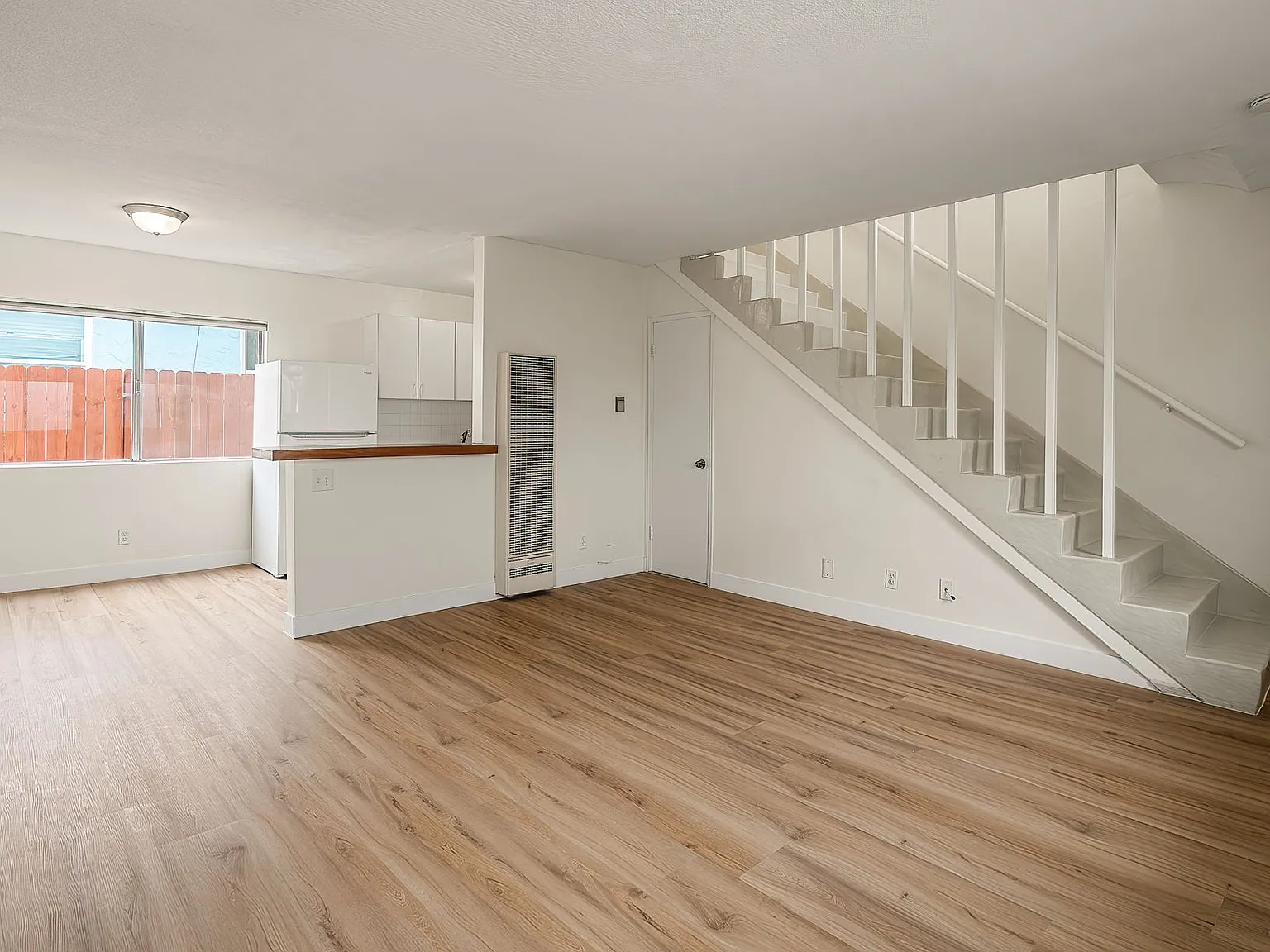 2 bed, 1.5 bath, 1081 sqft, $3,300 — Photo 2
