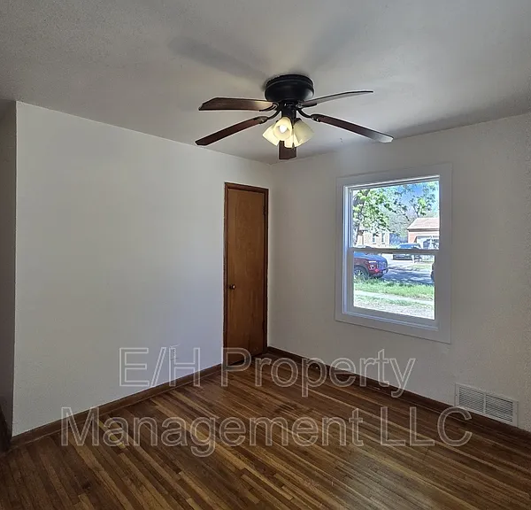 1121 E Luther St — Photo 21