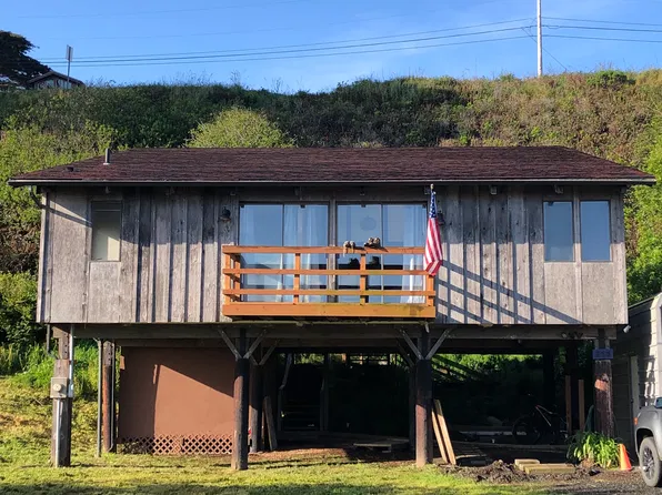235 1st St SW, Bandon, OR 97411