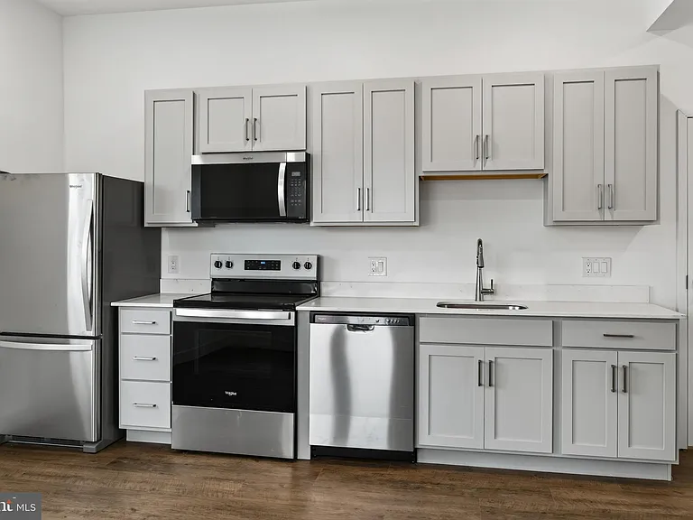123 S Main St #10 — Photo 3