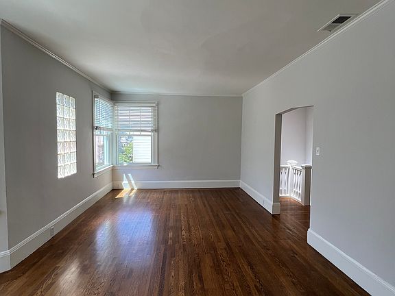 4th image of 2120 Leavenworth St