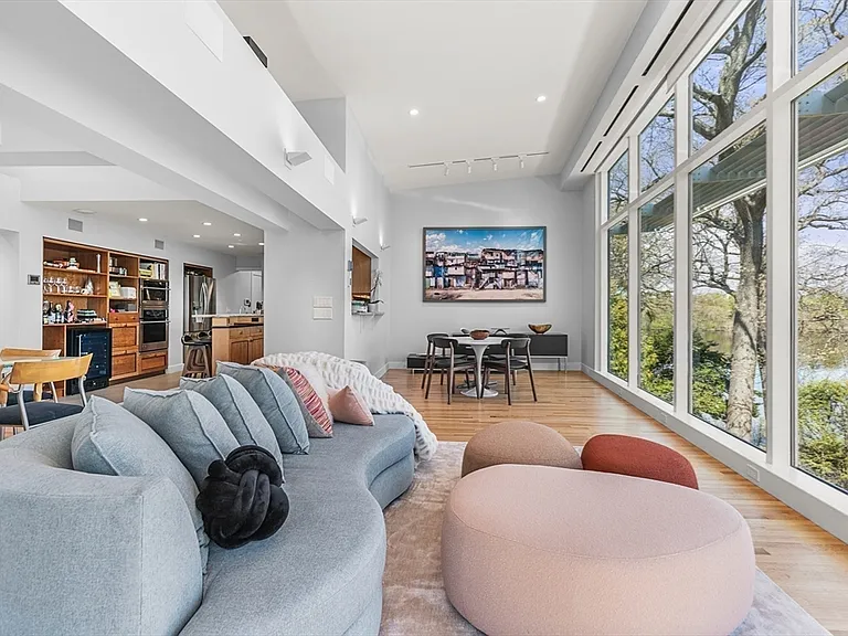 37 Beverly Rd — Photo 6