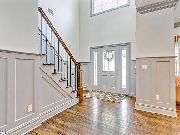 3rd image of 7 Woodcrest Dr