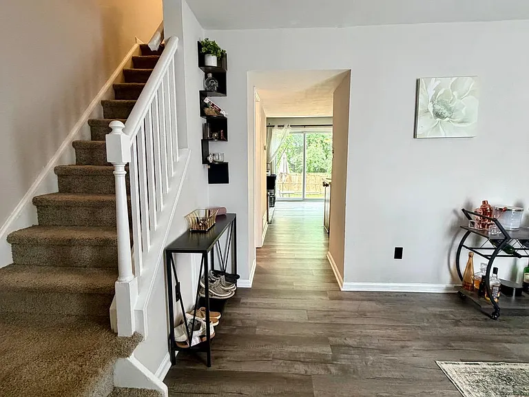 415 Strathaven Ct — Photo 2