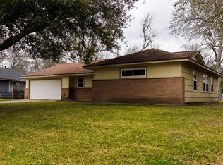 217 Carnation St, Lake Jackson, TX 77566