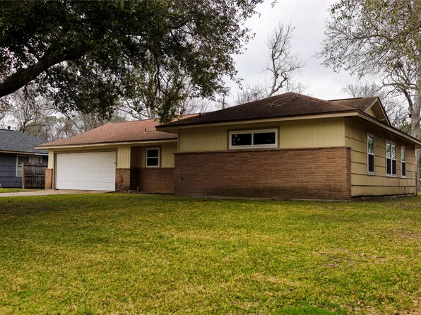 217 Carnation St, Lake Jackson, TX 77566