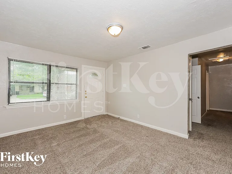 1504 Valley View St — Photo 2