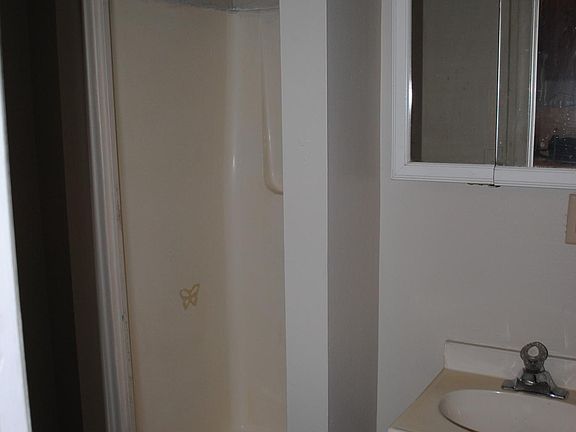3rd image of 627 Glenwood Ave APT 1
