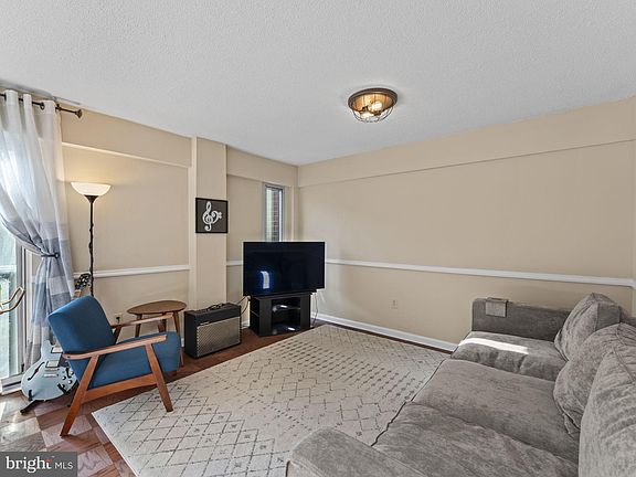 3rd image of 1300 Army Navy Dr APT 710