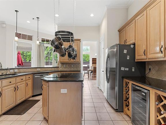 5th image of 800 Parkwood Ct