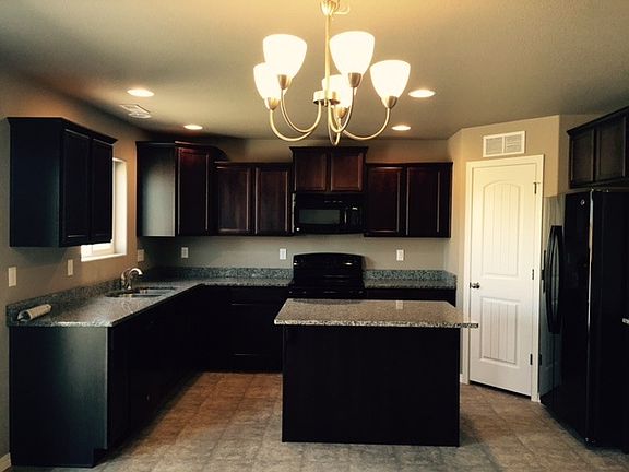 Fully Applianced Kitchen w/ Granite Counters!