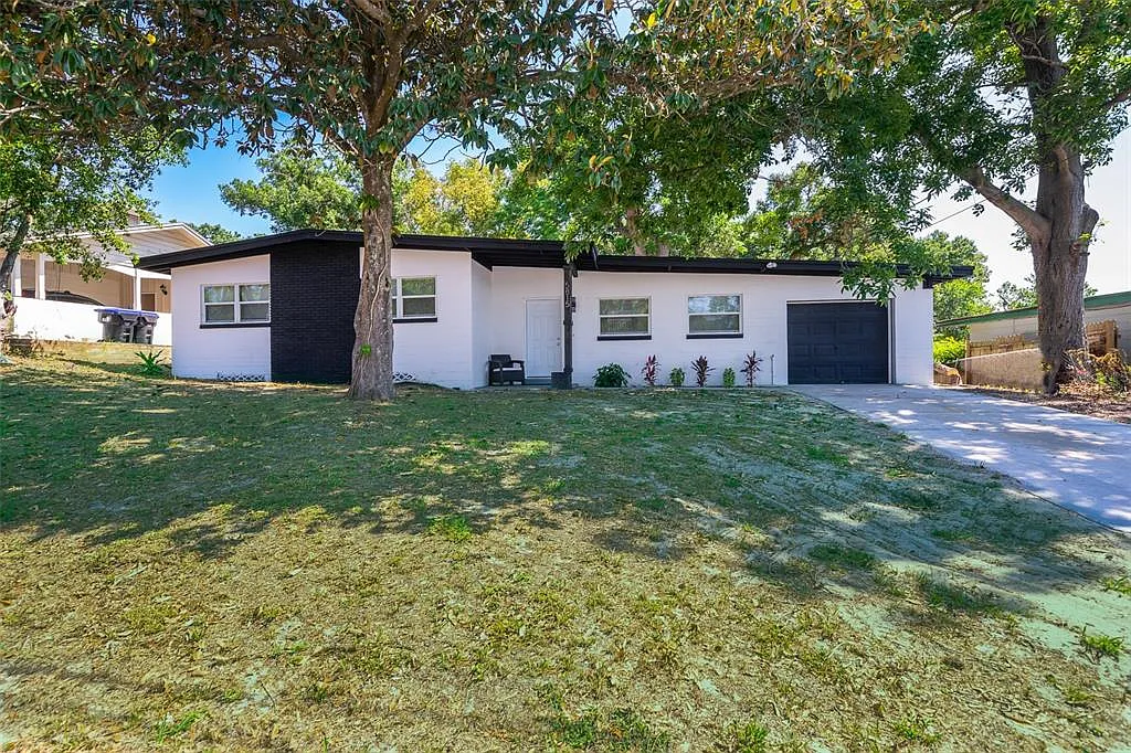 3 bed, 2.0 bath, 1232 sqft, $2,400 — Photo 1