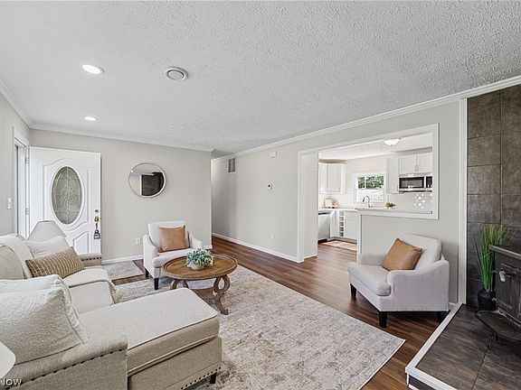 5th image of 3702 Laurel Rd