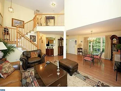 160 Neil Ct — Photo 2