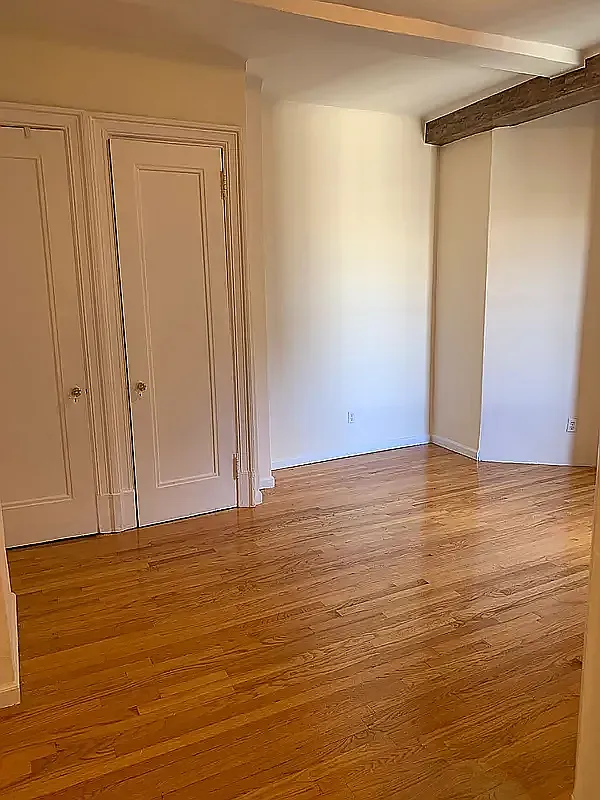 2586 Broadway — Photo 2