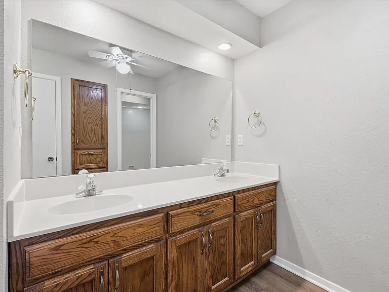 826 Shady Glen Ln — Photo 20