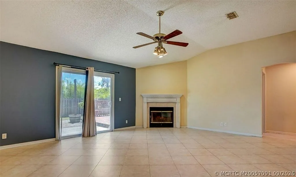 3 bed, 2.0 bath, 1627 sqft, $1,430 — Photo 2