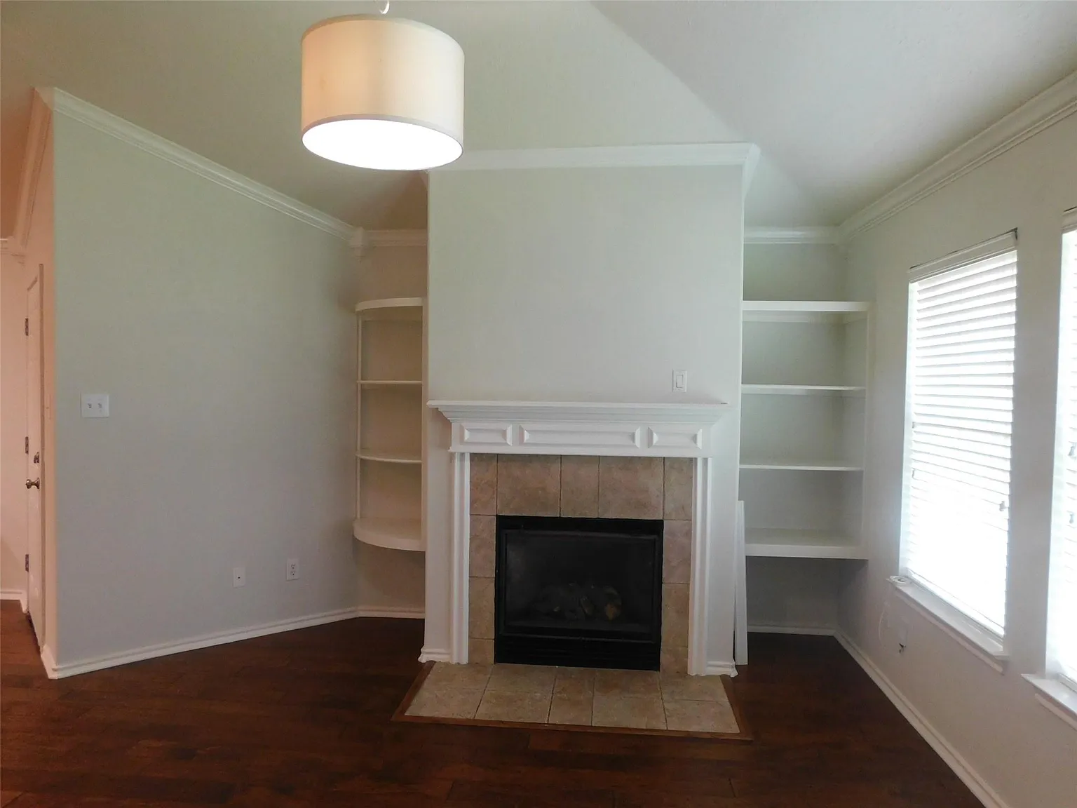 4 bed, 2.0 bath, 1953 sqft, $2,250 — Photo 2