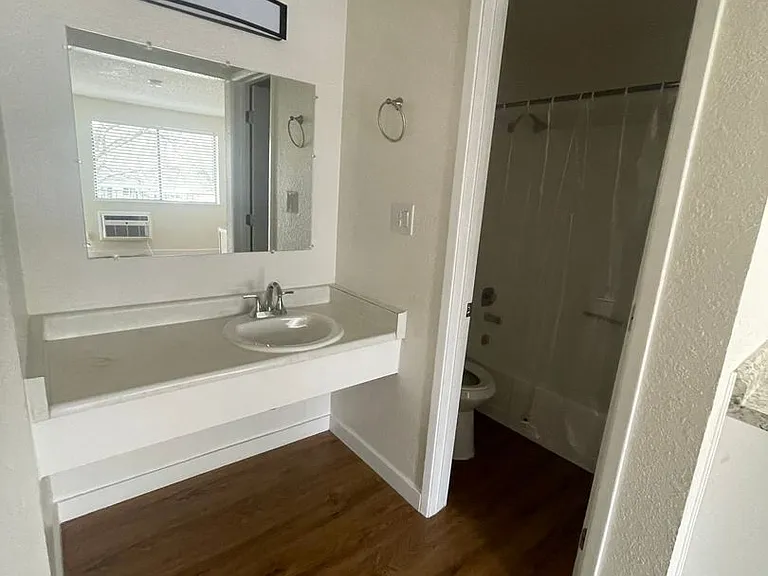 555 N Stewart St — Photo 4