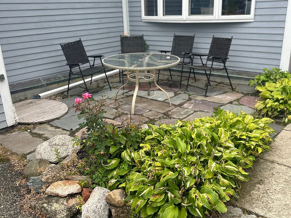 2nd image of 43 Newport Ln