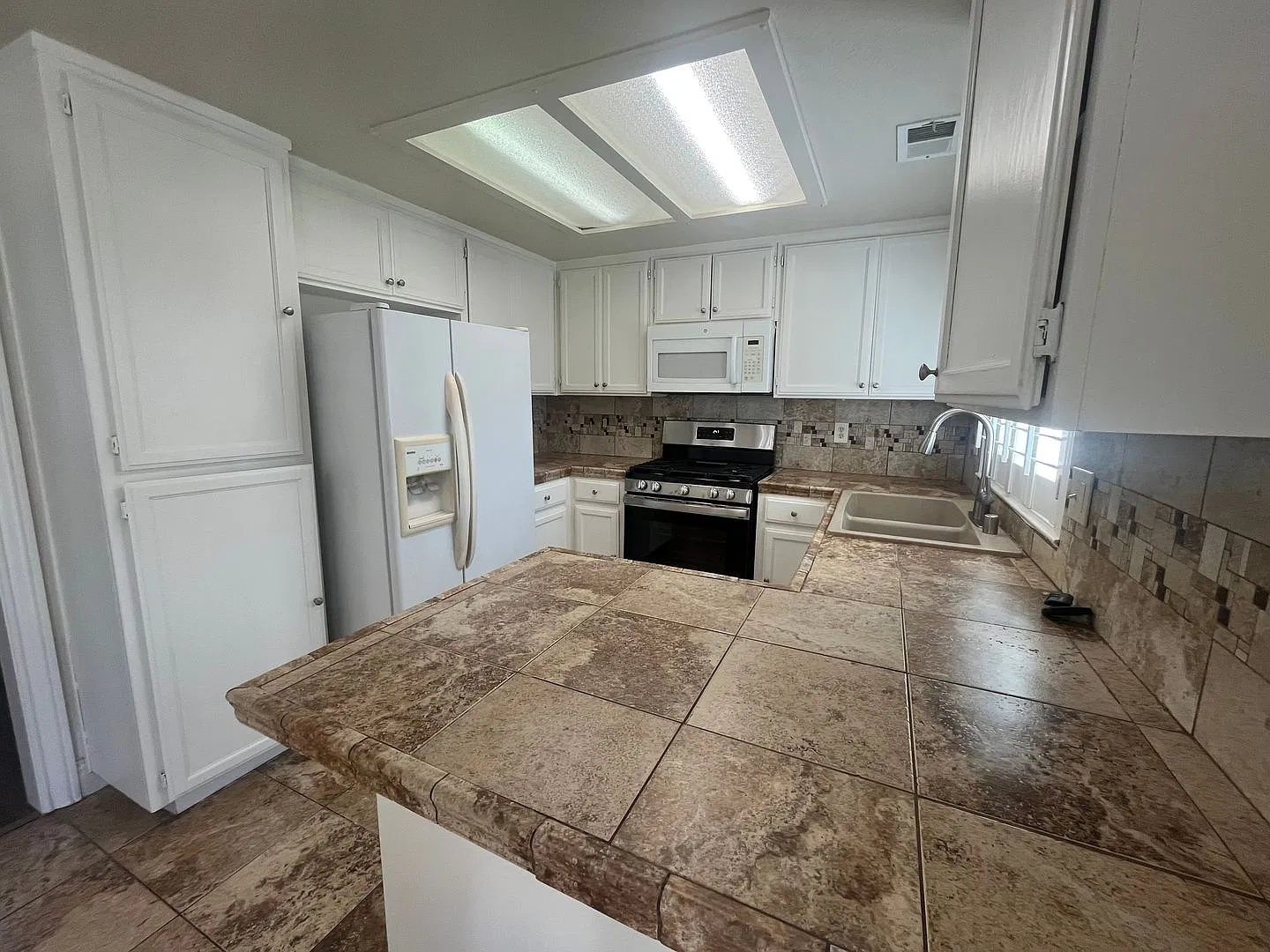 Spacious 3-Bedroom Home in Cul-de-Sac — Photo 3