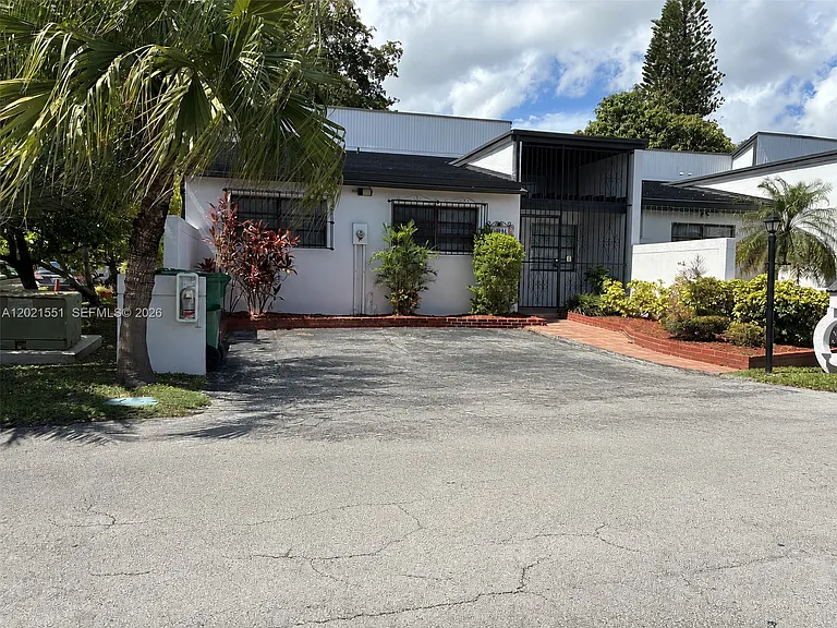 10881 SW 24th Ter — Photo 1