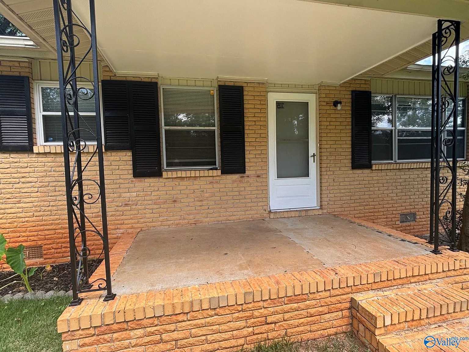 3 bed, 1.5 bath, 1036 sqft, $1,300 — Photo 2