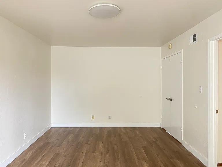 945 Balboa St — Photo 8