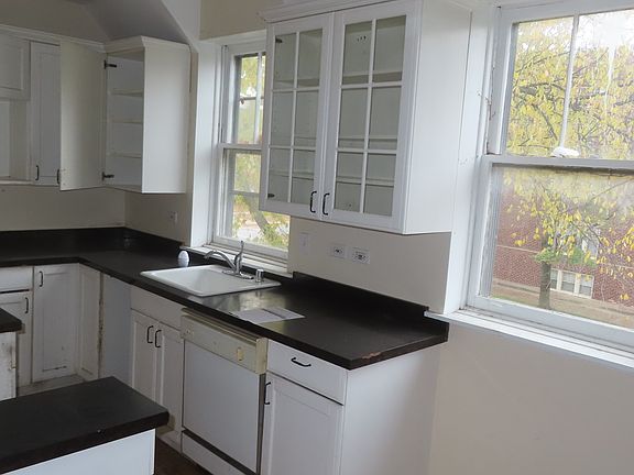 3rd image of 2203 W Lunt Ave