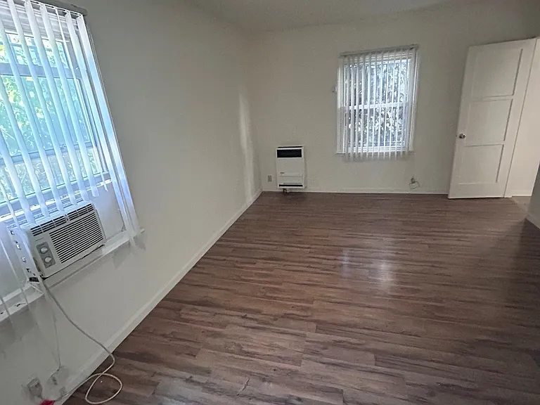 4925 Beverly Blvd #9 — Photo 4