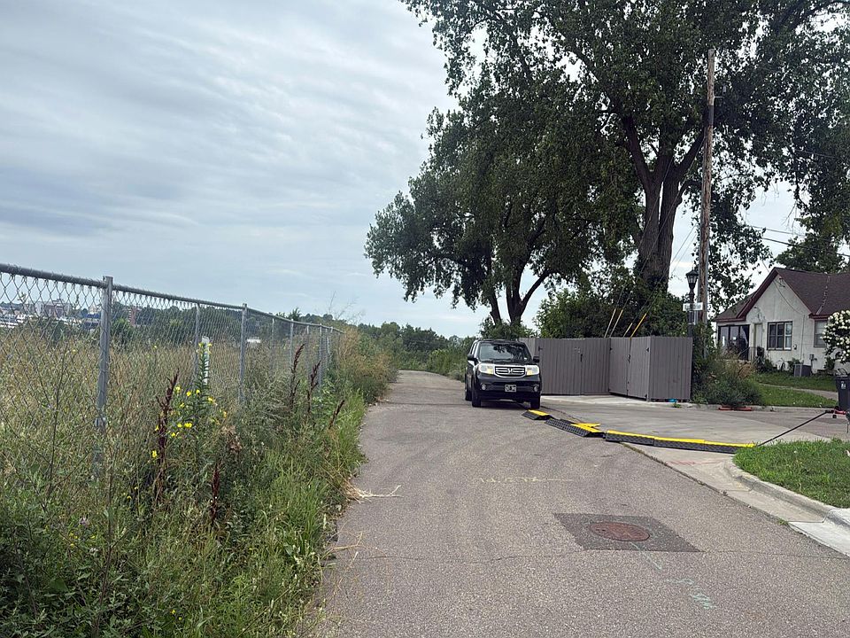 2nd image of 425 Rivoli Dr