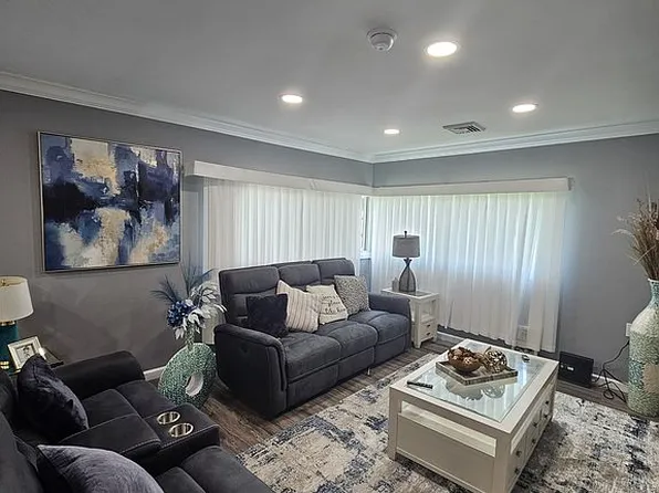 12 Crescent Ln, Levittown, PA 19055