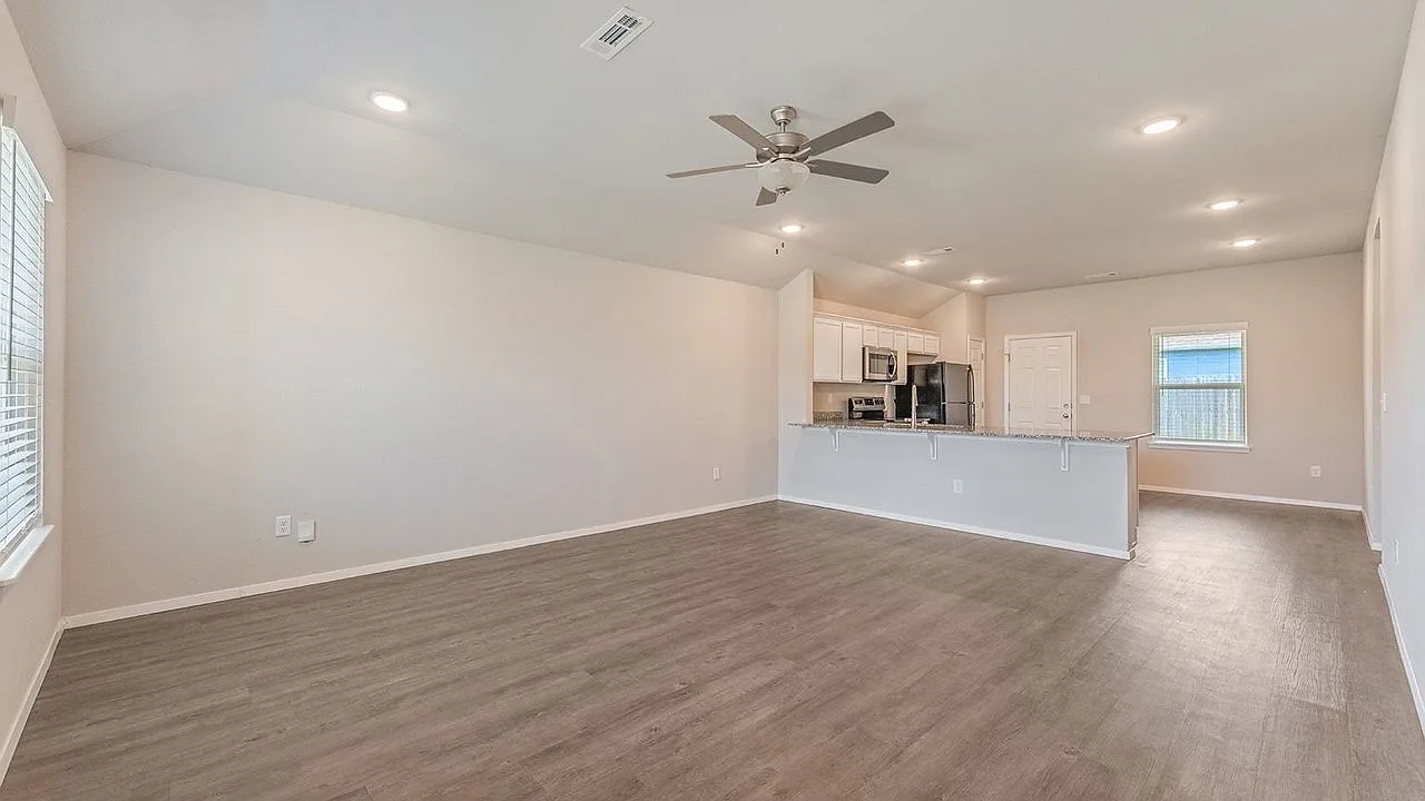 3 bed, 2.0 bath, 1345 sqft, $1,795 — Photo 4