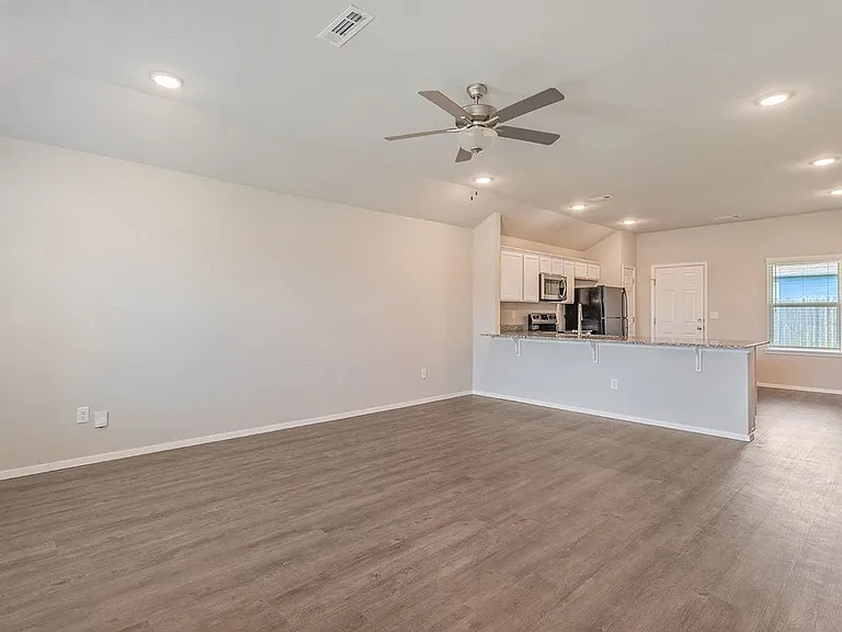 992 E Starling St — Photo 4