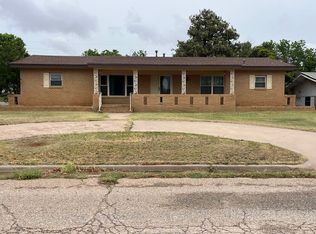 901 E Burnside St, Rotan, TX 79546