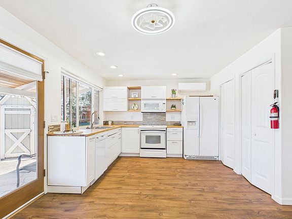 4th image of 8071 W Vista Del Norte