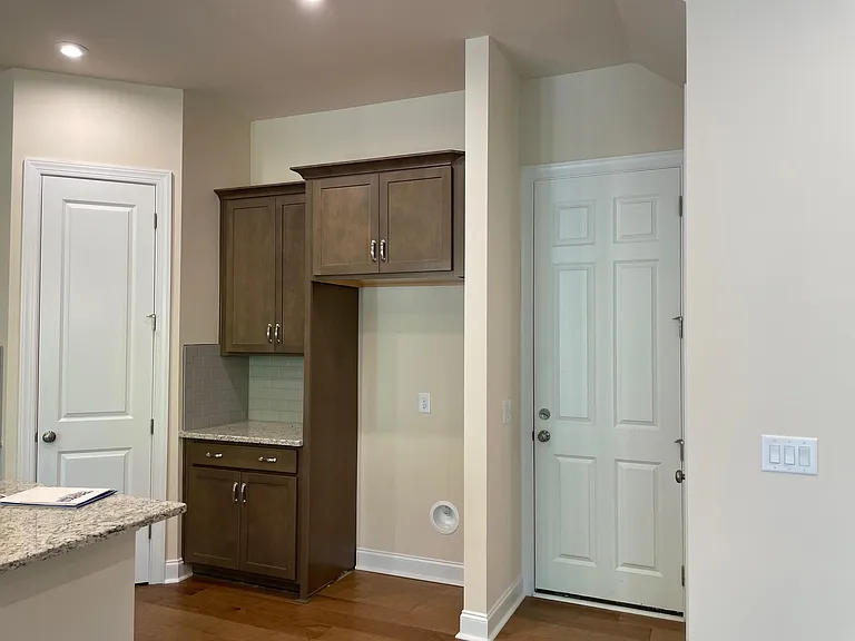 207 Heathbrook Ln — Photo 2