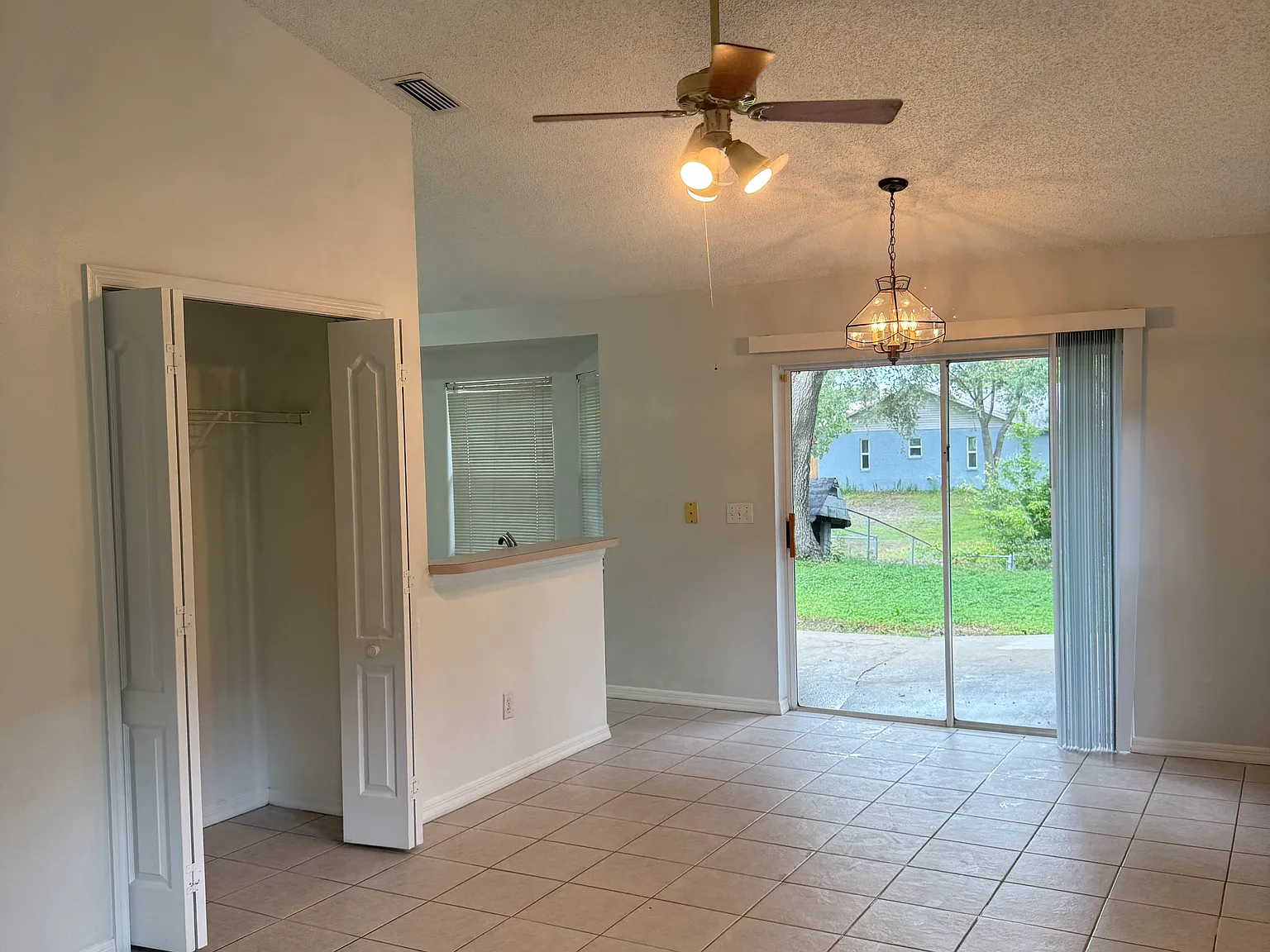 3 bed, 1061 sqft, $1,975 — Photo 2