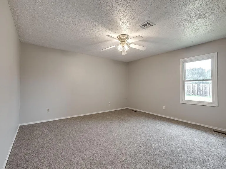 523 N Robin Way — Photo 36