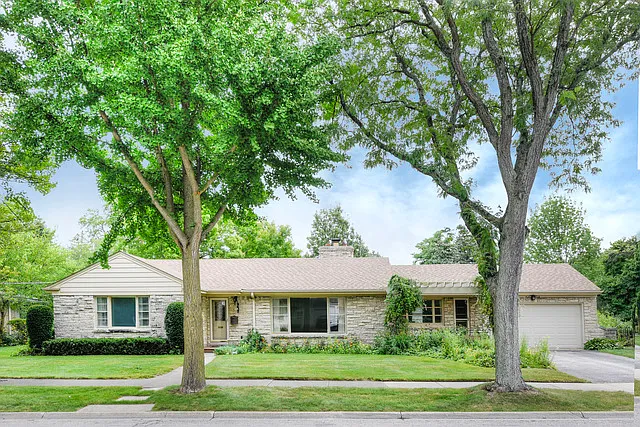 807 Surrey Ln photo 1