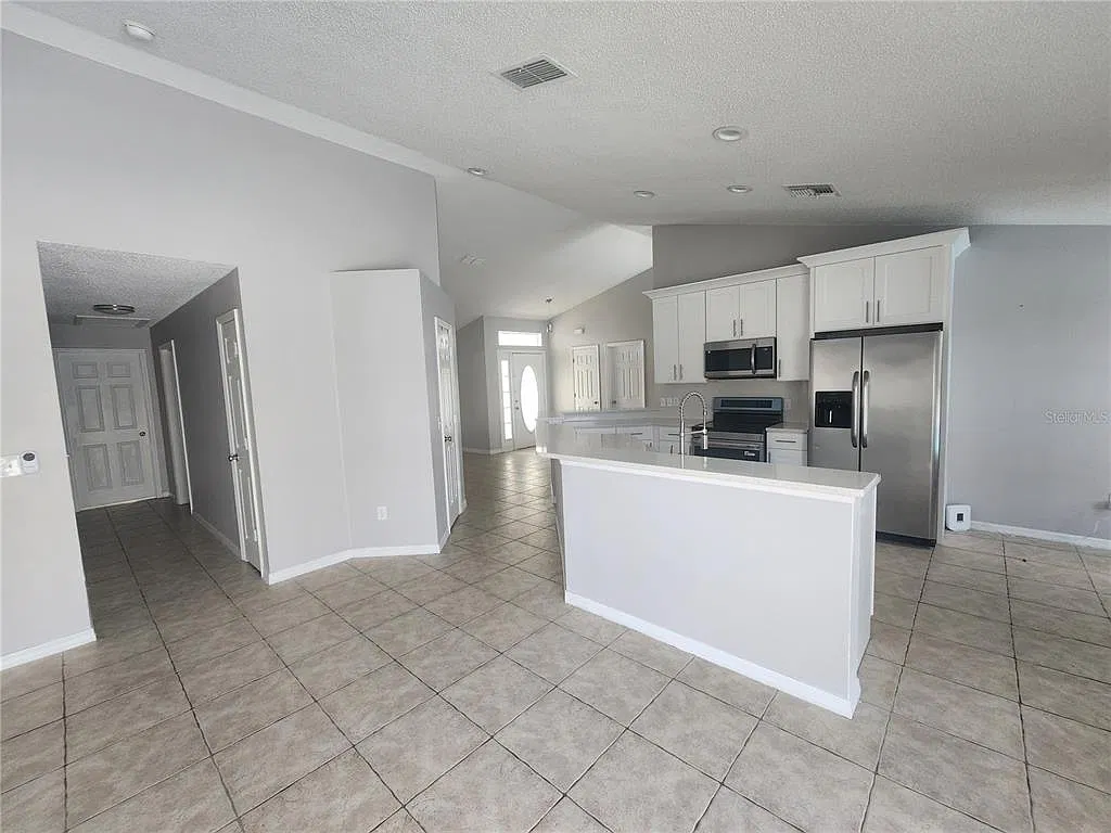 4 bed, 2.0 bath, 2067 sqft, $2,850 — Photo 3