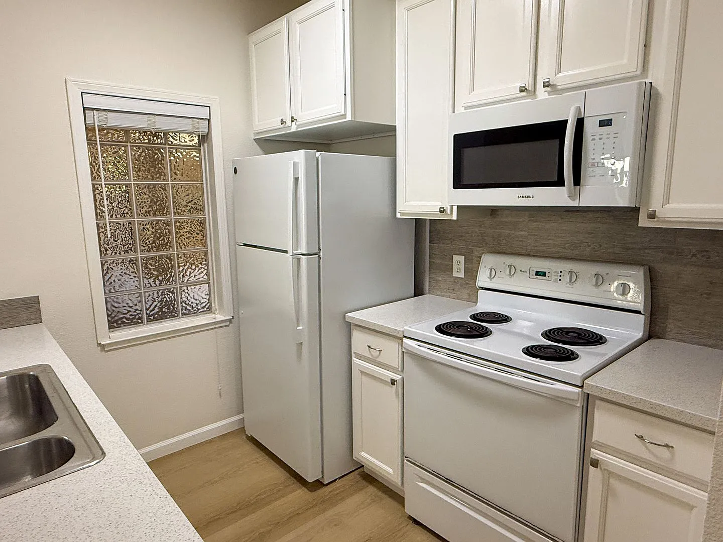 Sharp 1 Bedroom 1 Bath Condo in the Desirable Parc Crossings Community of Mountain View — Photo 4