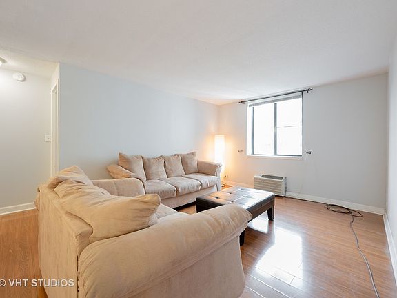 5th image of 1339 N Dearborn St APT 10G