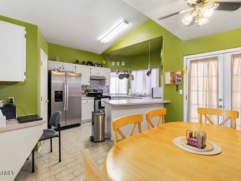 521 N Cobblestone St — Photo 8