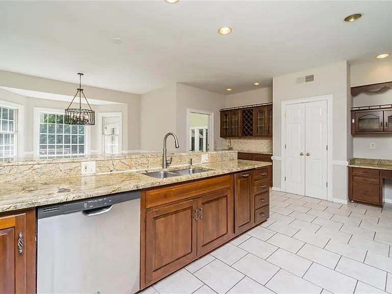 565 River Chase Point — Photo 9