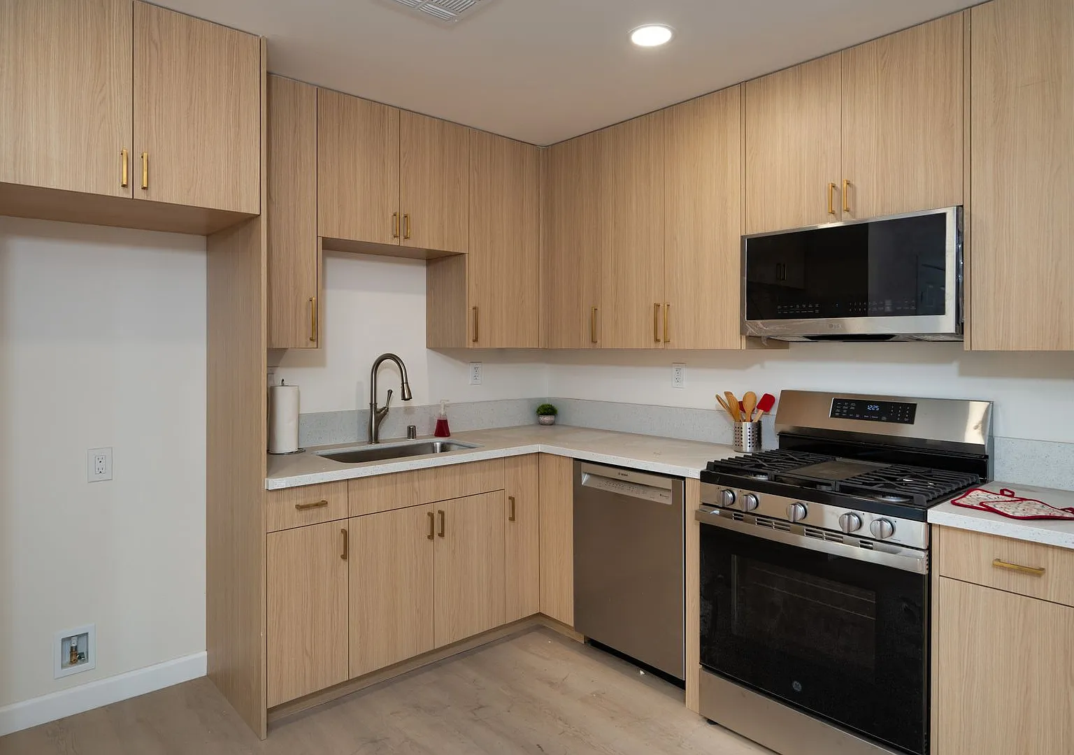 2400DelM — Photo 2
