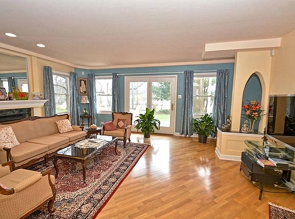 5th image of 518 W 58th Pl