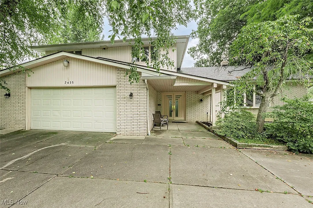 2435 Brian Dr photo 1
