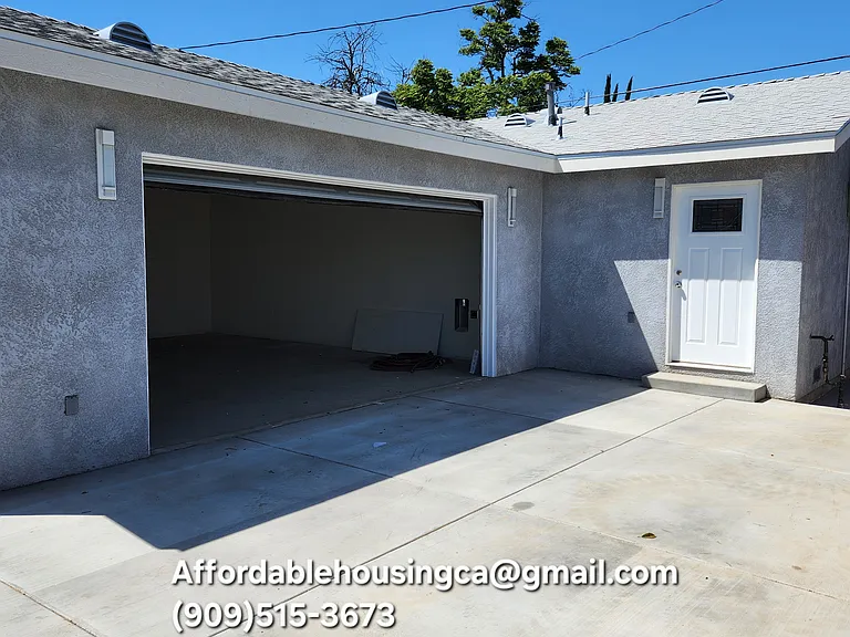 915 W 8th St #2 — Photo 17