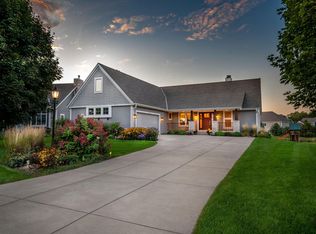 W243N2727 Creekside Dr, Pewaukee, WI 53072
